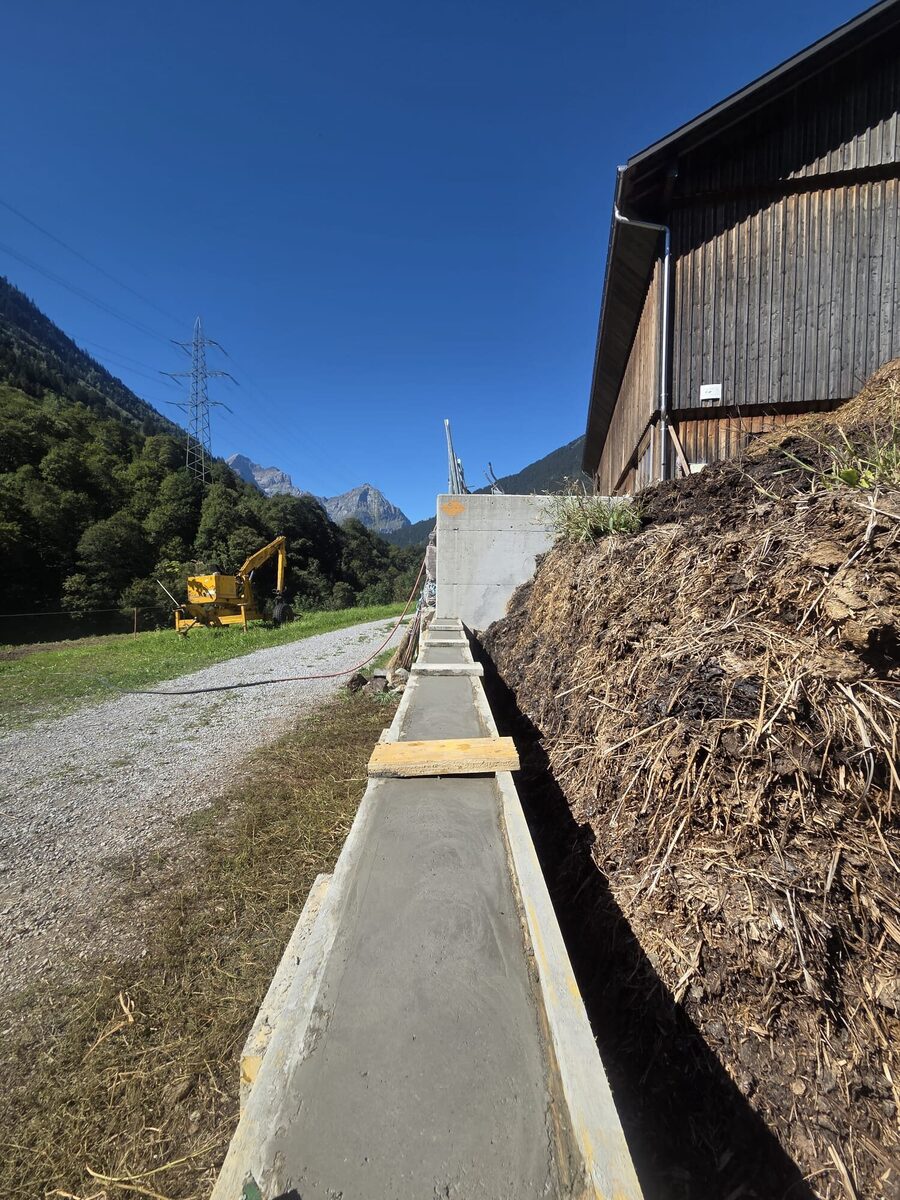 Betonmauer am Hang, Schalung noch drauf
