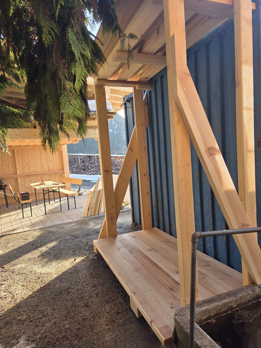 Kleiner Holzunterstand mit Dach, neu gebaut
